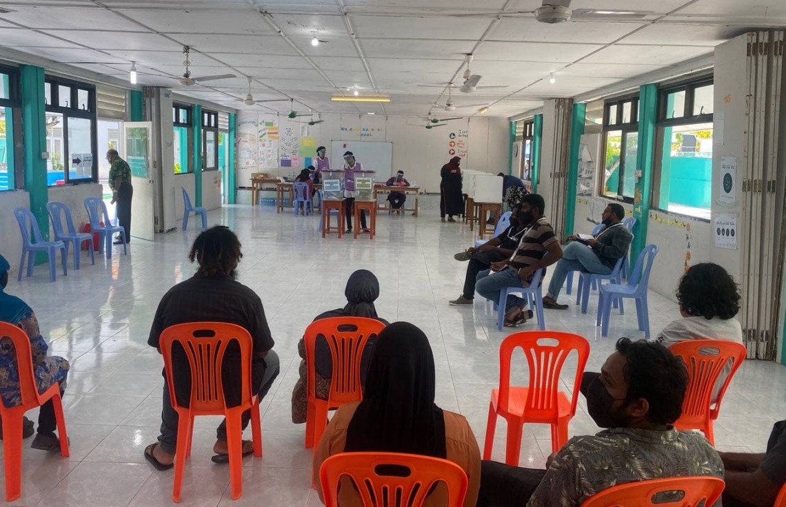 ކ. ހިންމަފުށި: އޭޕްރިލް 10، 2021: ލޯކަލް ކައުންސިލް އިންތިހާބުގައި ހިންމަފުށި ވޯޓުލާ މަރުކަޒުގައި ބަޔަކު ވޯޓުލުމަށް ކިޔޫގައި މަޑުކޮށްލައިގެން.-- ފޮޓޯ: ފަރުހާން