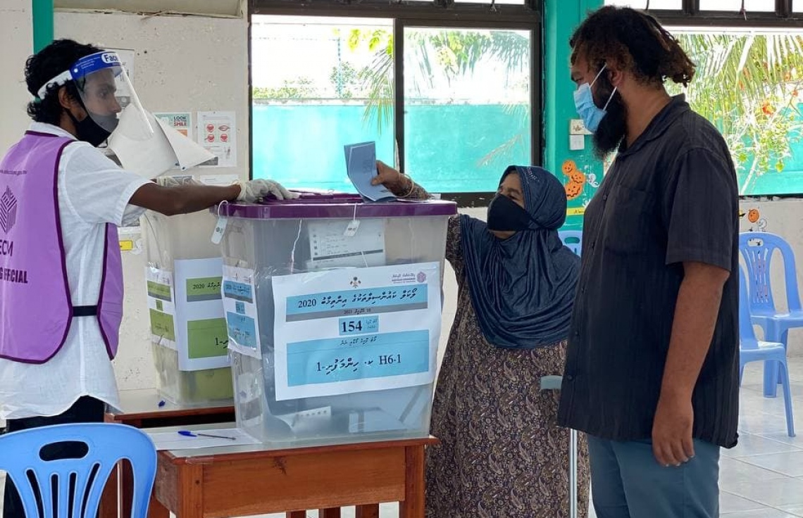 ކ. ހިންމަފުށި: އޭޕްރިލް 10، 2021: ލޯކަލް ކައުންސިލް އިންތިހާބުގައި ހިންމަފުށި ވޯޓުލާ މަރުކަޒުގައި ބަހައްޓާފައި ހުރި ވޯޓު ފޮއްޓަށް މީހަކު ވޯޓު ލަނީ.-- ފޮޓޯ: ފަރުހާން