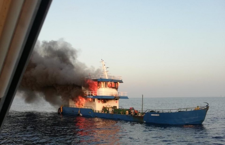 60،000 ލިޓަރު ތެލާ އެކު ރޯވި ބޯޓު އަޑިއަށް ހިނގައްޖެ