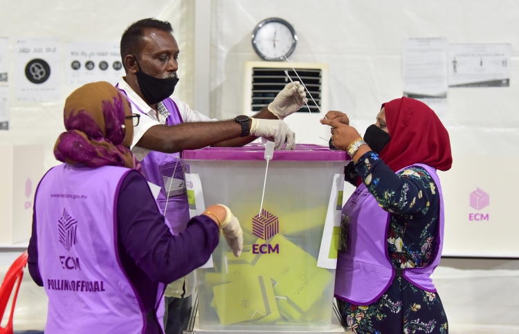 އިންތިހާބުގެ އޮފިޝަލުންނަށް ވާން ހުށަހެޅީ 1000މީހުން