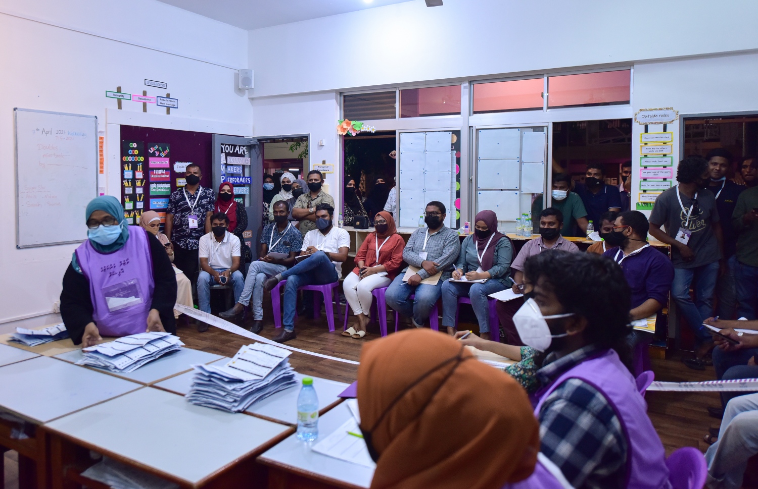 އިއްޔެ ބޭއްވި ލޯކަލް ކައުންސިލް އިންތިހާބުގެ ވޯޓު ގުނުމުގެ މަސައްކަތް ކުރިއަށް ދަނީ.-- ފޮޓޯ: އަހުމަދު އަވްޝަން އިލްޔާސް /މިހާރު