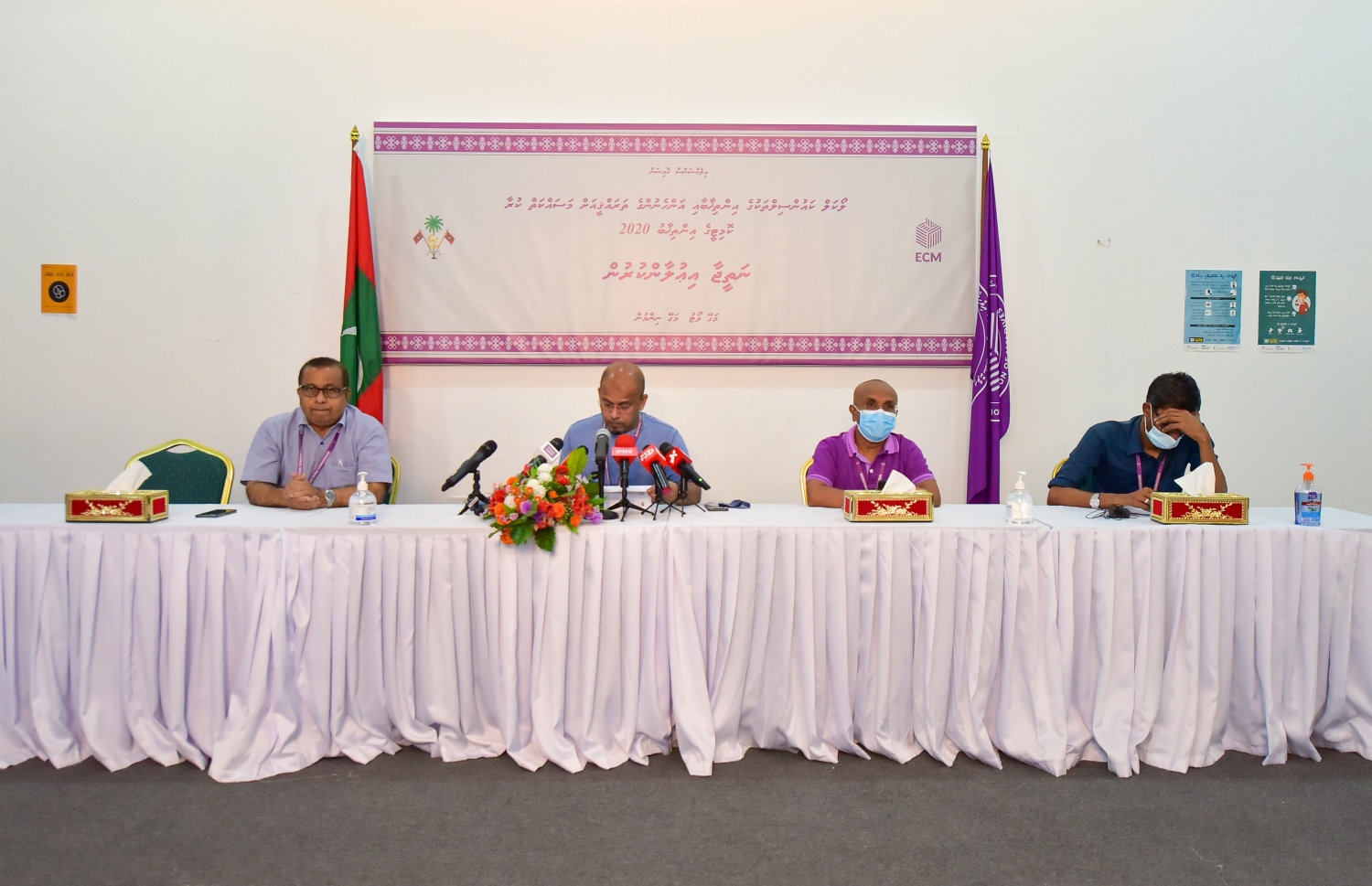 އީސީގެ މެމްބަރުން މިއަދު ހަވީރު ނޫސްވެރިންނާ ވާހަކަ ދައްކަވަނީ.---ފޮޓޯ: އަހުމަދު އަވްޝަން/މިހާރު