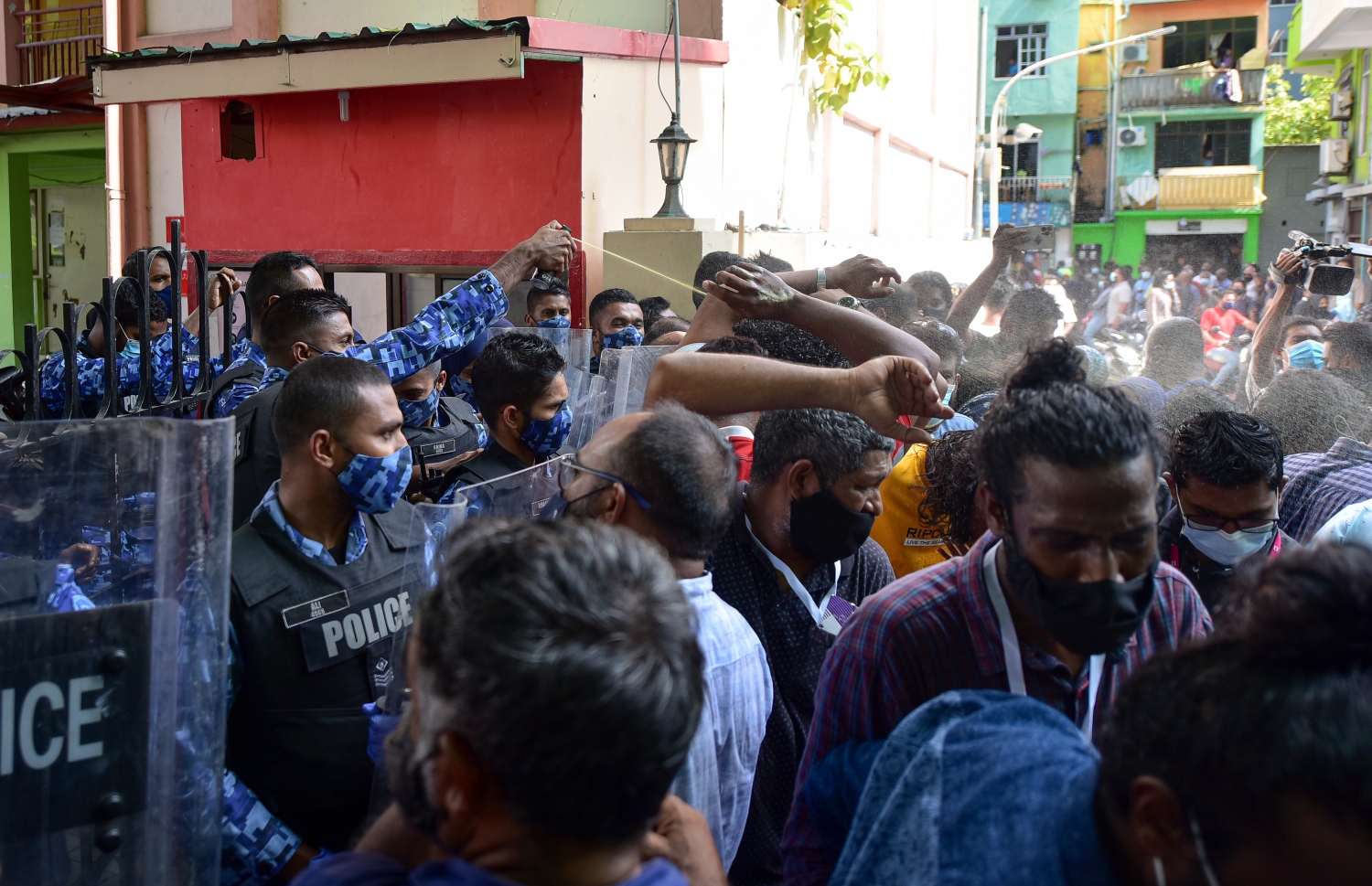 އިންތިހާބުތަކާ ބެހޭ މައި މަރުކަޒު ކައިރީގައި މިއަދު ހިންގި ހަމަނުޖެހުން ކޮންޓްރޯލް ކުރުމަށް ފުލުހުން އާންމުންގެ ތެރެއަަށް ޕެޕާސްޕްރޭ ޖަހަނީ.---ފޮޓޯ: އަހުމަދު އަވްޝަން/މިހާރު