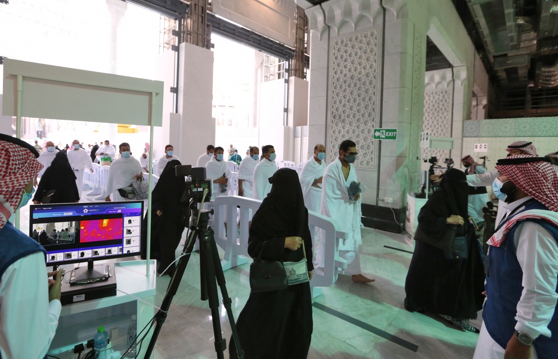 މައްކާ: އެޕްރީލް 13، 2021: އުމްރާ ކުރަން މައްކާގެ ހަރަމްފުޅަށް ބަޔަކު ވަންނަނީ: މި ރޯދަ މަހު ހަރަމްފުޅުގައި ނަމާދު ކުރެވޭނީ ވެކްސިން ޖަހާފައިވާ މީހުންނަށް. --ފޮޓޯ:އޭއެފްޕީ