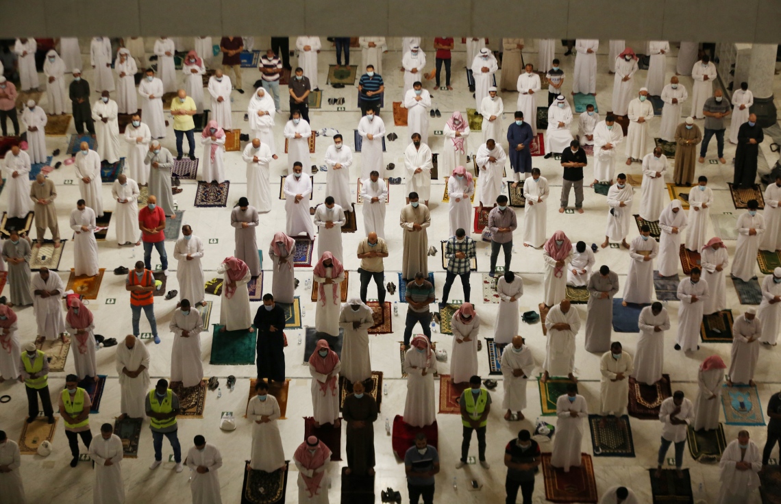 މައްކާ: އެޕްރީލް 13، 2021: މައްކާގެ ހަރަމްފުޅުގައި ނަމާދު ކުރަނީ: މި ރޯދަ މަހު ހަރަމްފުޅުގައި ނަމާދު ކުރެވޭނީ ވެކްސިން ޖަހާފައިވާ މީހުންނަށް. --ފޮޓޯ:އޭއެފްޕީ