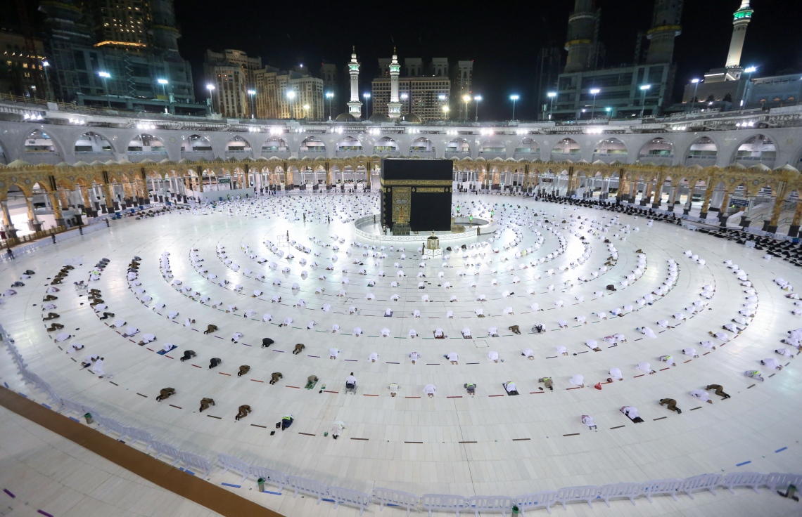 މައްކާ: އެޕްރީލް 13، 2021: މައްކާގެ ހަރަމްފުޅުގައި ނަމާދު ކުރަނީ: މި ރޯދަ މަހު ހަރަމްފުޅުގައި ނަމާދު ކުރެވޭނީ ވެކްސިން ޖަހާފައިވާ މީހުންނަށް. --ފޮޓޯ:އޭއެފްޕީ