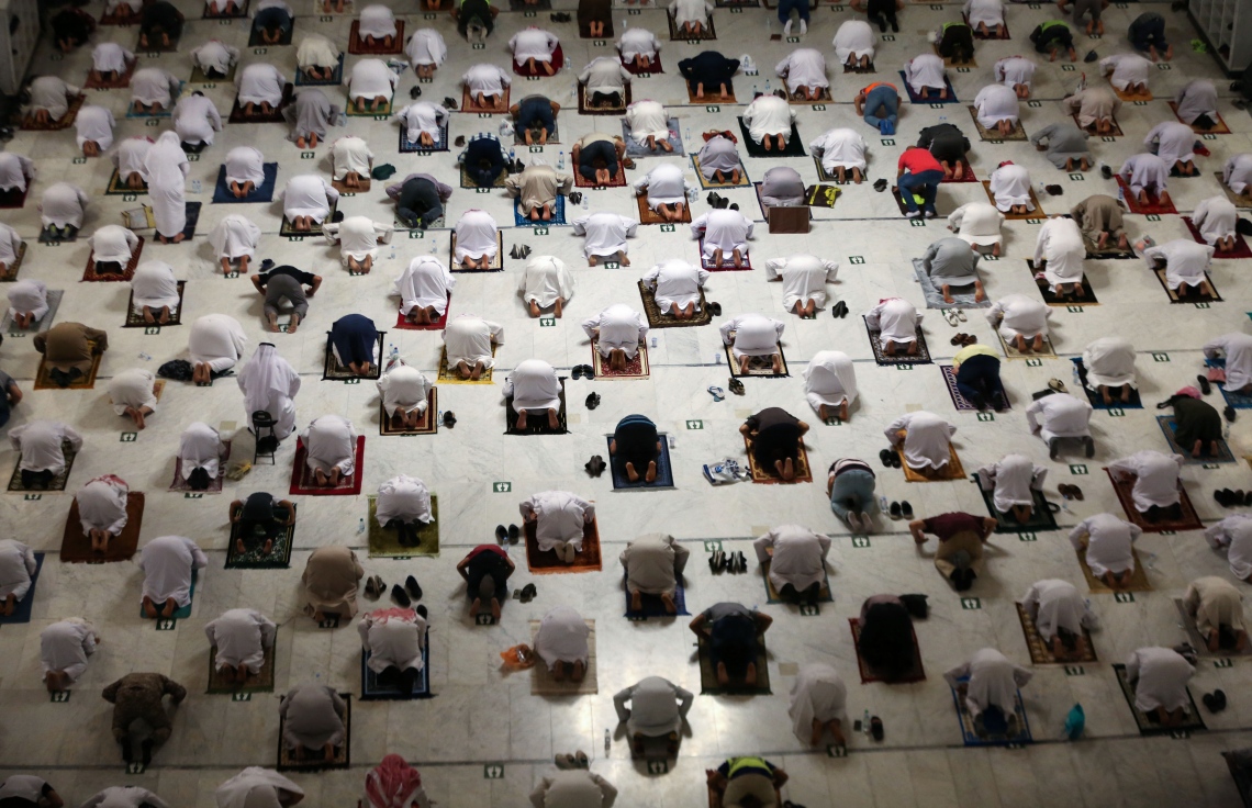 މައްކާ: އެޕްރީލް 13، 2021: މައްކާގެ ހަރަމްފުޅުގައި ނަމާދު ކުރަނީ: މި ރޯދަ މަހު ހަރަމްފުޅުގައި ނަމާދު ކުރެވޭނީ ވެކްސިން ޖަހާފައިވާ މީހުންނަށް. --ފޮޓޯ:އޭއެފްޕީ