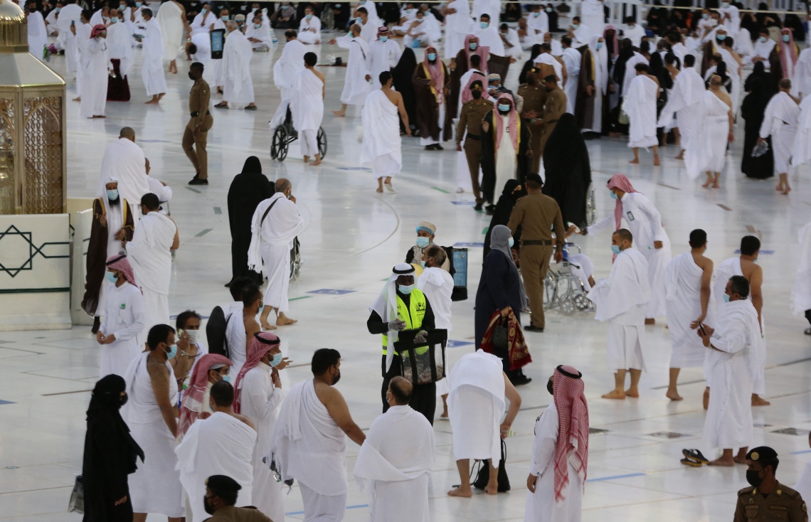 މައްކާ: އެޕްރީލް 13، 2021: މައްކާގެ ހަރަމްފުޅު ވަށާ ތަވާފް ކުރަނީ: މި ރޯދަ މަހު ހަރަމްފުޅުގައި ނަމާދު ކުރެވޭނީ ވެކްސިން ޖަހާފައިވާ މީހުންނަށް. --ފޮޓޯ:އޭއެފްޕީ