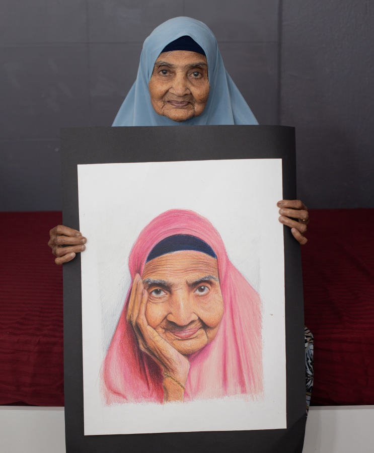 ހައްވަދައިތަ އާއިޝްގެ ކުރެހުން ހިފައިގެން ފޮޓޯއަކަށް ހުއްޓިލައިގެން.-- ފޮޓޯ: ޝުއާދު އަބްދުސައްތާރު (ޝޫ)