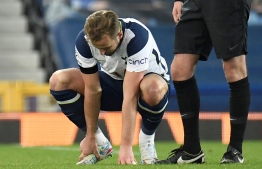 Tottenham Hotspur's English striker Harry Kane holds his foot before leaving the pitch injured during the English Premier League football match between Everton and Tottenham Hotspur at Goodison Park in Liverpool, north west England on April 16, 2021. (Photo by PETER POWELL / POOL / AFP) / RESTRICTED TO EDITORIAL USE. No use with unauthorized audio, video, data, fixture lists, club/league logos or 'live' services. Online in-match use limited to 120 images. An additional 40 images may be used in extra time. No video emulation. Social media in-match use limited to 120 images. An additional 40 images may be used in extra time. No use in betting publications, games or single club/league/player publications. / 