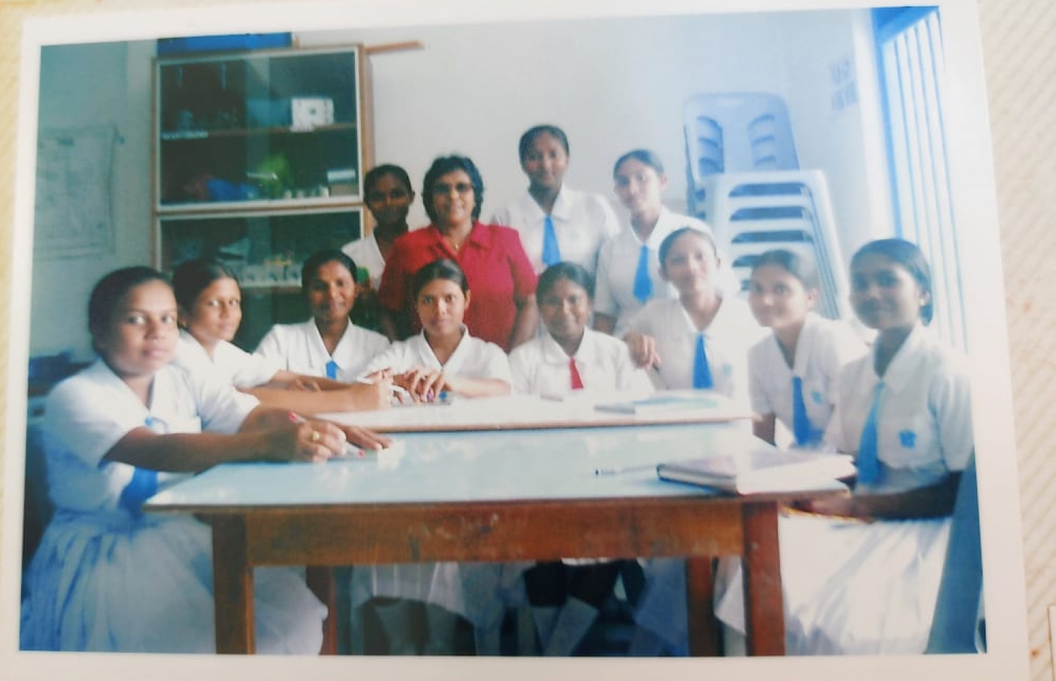 ނާއިލާ، ރަށަކަށް ކުރެއްވި ދަތުރެއްގައި ބައެއް ކުދިންނާއެކު ފޮޓޯފުޅެއް ނަންގަވަނީ.