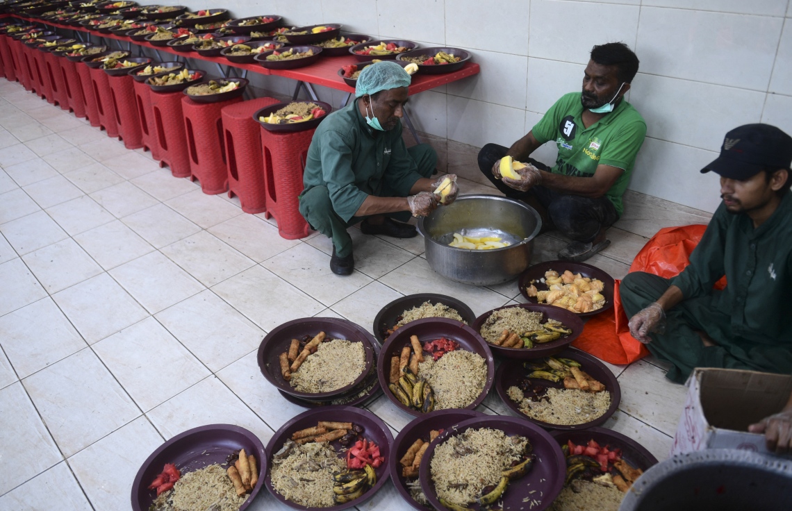 ޕާކިސްތާން: އޭޕްރިލް 17، 2021: ވެލްފެއާގައި މަސައްކަތްކުރާ ބަޔަކު ރޯދަ ވީއްލުމަށް ކެއުން ތައްޔާރުކުރަނީ.-- ފޮޓޯ: އޭއެފްޕީ