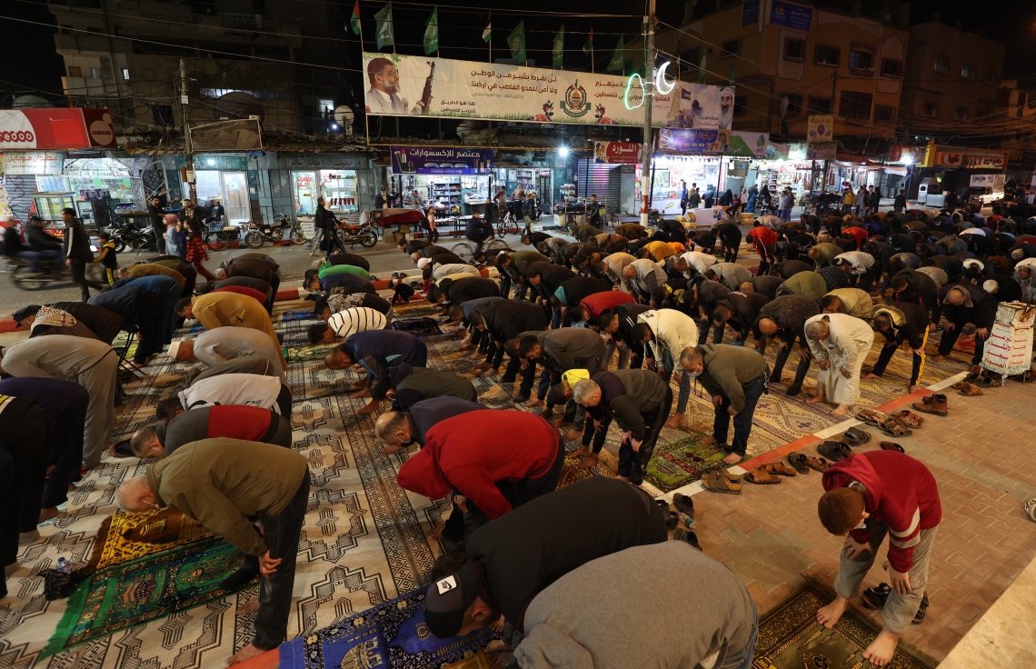 ގާޒާ: އޭޕްރިލް 17، 2021: މިސްކިތެއްގައި ބަޔަކު ތަރާވީހު ނަމާދު ކުރަނީ.-- ފޮޓޯ: އޭއެފްޕީ