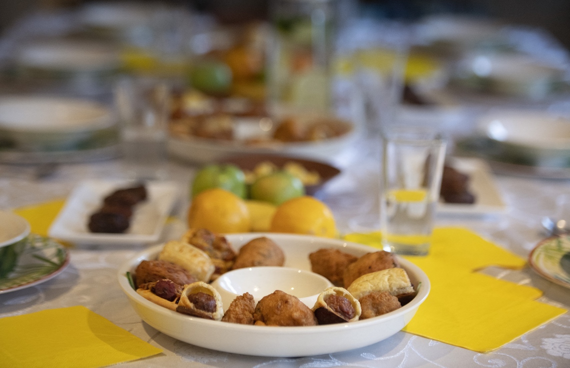 ސައުތު އެފްރިކާ: އޭޕްރިލް 14، 2021: ކޭޕް ޓައުންގެ ގެއެއްގައި ރޯދަ ވީއްލުމަށް ކާމޭޒުމަތި ތައްޔާރުކޮށްފައި.-- ފޮޓޯ: އޭއެފްޕީ