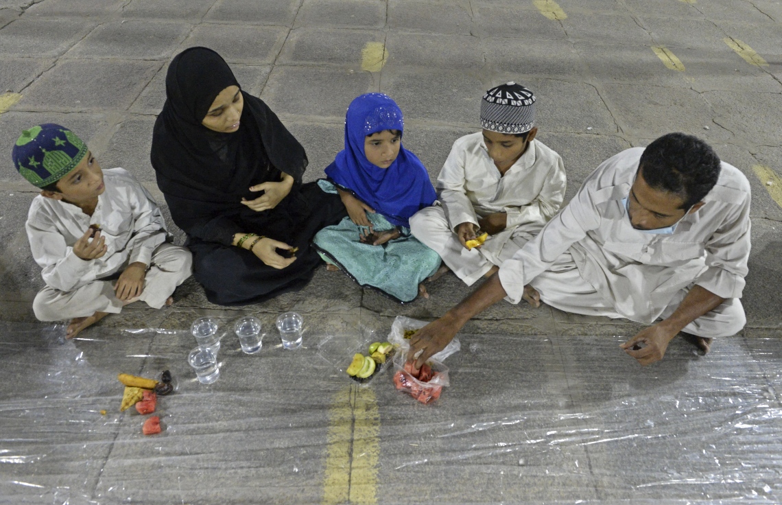 މައްކާ: އޭޕްރިލް 16، 2021: މައްކާގެ މިސްކިތެއްގައި އާއިލާއެއް، ރޯދަ މަހުގެ ފުރަތަމަ ހުކުރު ދުވަހުގެ ރޯދަ ވީއްލަނީ.-- ފޮޓޯ: އޭއެފްޕީ