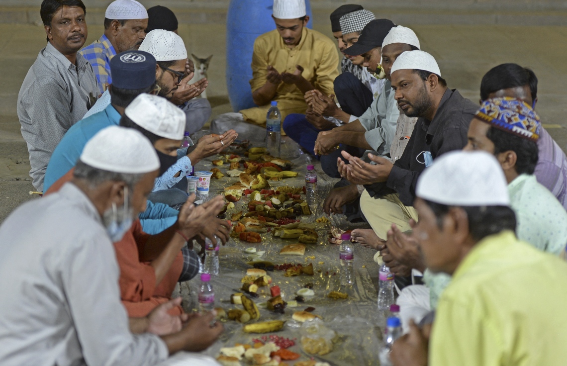 މައްކާ: އޭޕްރިލް 16، 2021: މައްކާގެ މިސްކިތެއްގައި ބަޔަކު، ރޯދަ މަހުގެ ފުރަތަމަ ހުކުރު ދުވަހުގެ ރޯދަ ވީއްލަނީ.-- ފޮޓޯ: އޭއެފްޕީ