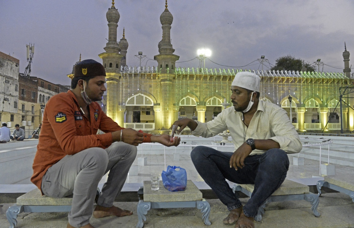 މައްކާ: އޭޕްރިލް 16، 2021: މައްކާގެ މިސްކިތެއްގައި ދެމީހަކު، ރޯދަ މަހުގެ ފުރަތަމަ ހުކުރު ދުވަހުގެ ރޯދަ ވީއްލަނީ.-- ފޮޓޯ: އޭއެފްޕީ