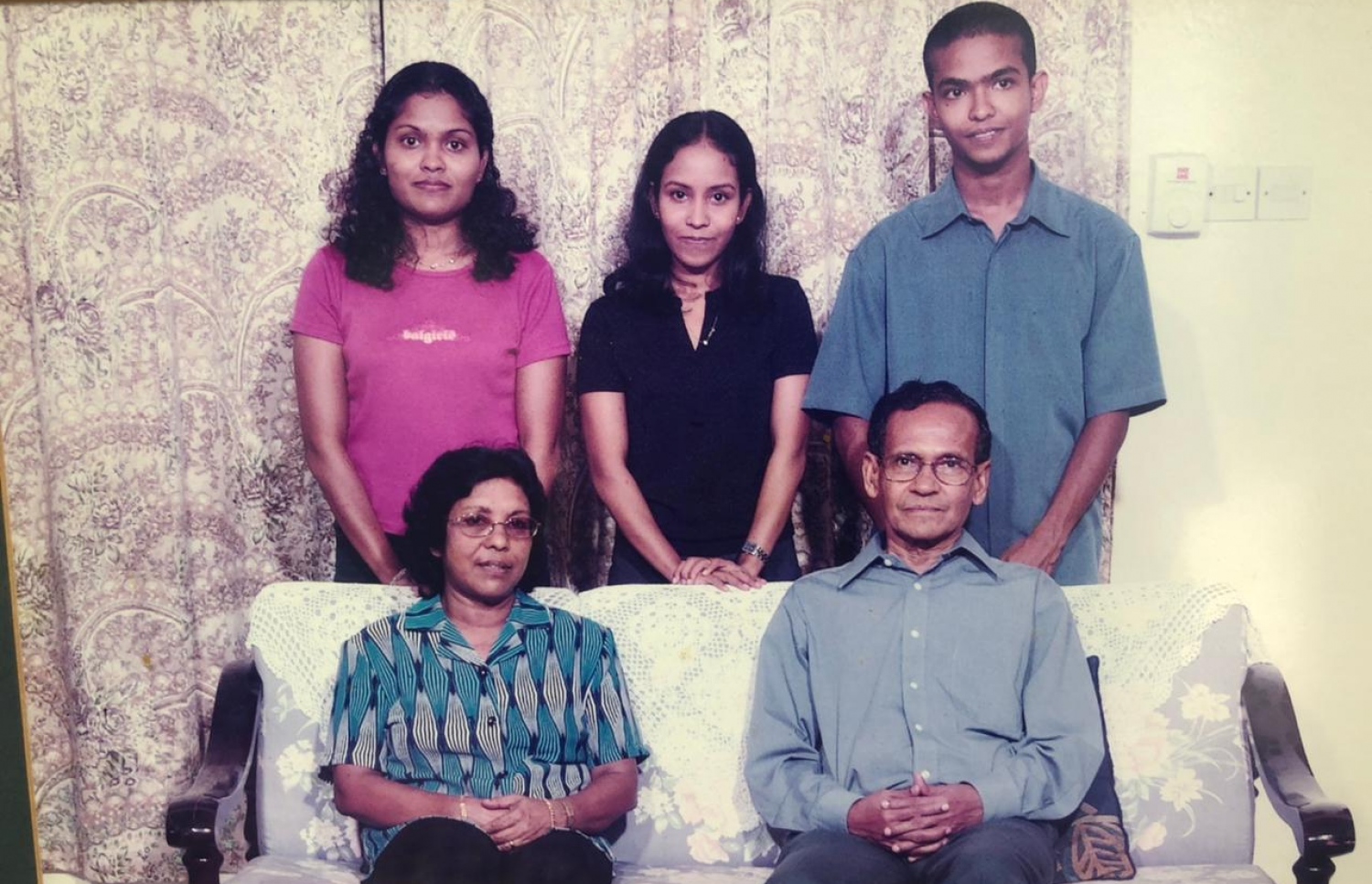 ނާއިލާ، ފިރިކަލުން ޑރ. ޒާހިރު އާއި ތިން ބޭފުޅުންނާ އެކު