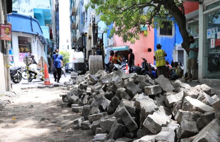 އާރްޑީސީގެ އޮފީސް ފަޅާލައި، ފައިސާތަކެއް ނަގައިފި