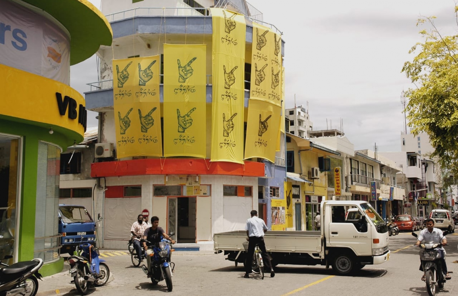 އޮގަސްޓް 2007 ގައި ބޭއްވި ނިޒާމީ ވޯޓުގައި ހިންގި ބަރުލަމާނީ ކެމްޕެއިންގެ މަންޒަރެއް.--- ފޮޓޯ: ހަވީރު