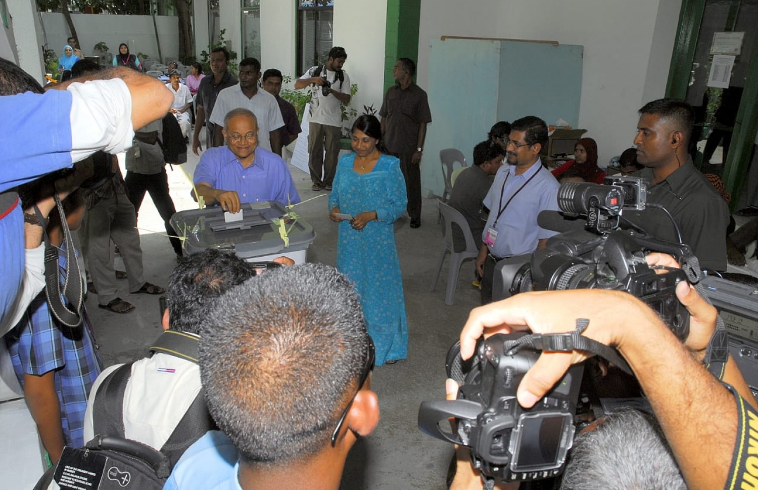 މީގެ 14 އަހަރު ކުރިން ބޭއްވި ނިޒާމީ ވޯޓުގައި އޭރުގެ ރައީސް މައުމޫންގެ ދެކަނބަލުން ވޯޓު ލައްވަނީ.---ފޮޓޯ: ހަވީރު