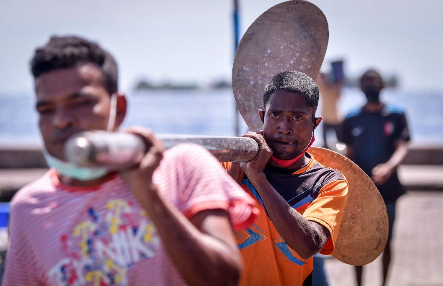 :ދެ ބިދޭސީއަކު ދޯންޏެއްގެ ބުރަފަތި ހިފައިގެން ދަނީ: މާލޭގައި މަސައްކަތް ކުރާ ބަންގްލަދޭޝްގެ މަސައްކަތު މީހުންގެ އަދަދު ވަނީ މަދުވެފައި -- ފައިލް ފޮޓޯ: ނިޝާން އަލީ/ މިހާރު