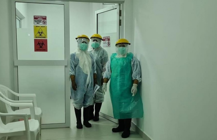 ޑޮކްޓަރަކާ އެކު އޭދަފުށިން 7 މީހަކު ކޮވިޑަށް ޕޮޒިޓިވް