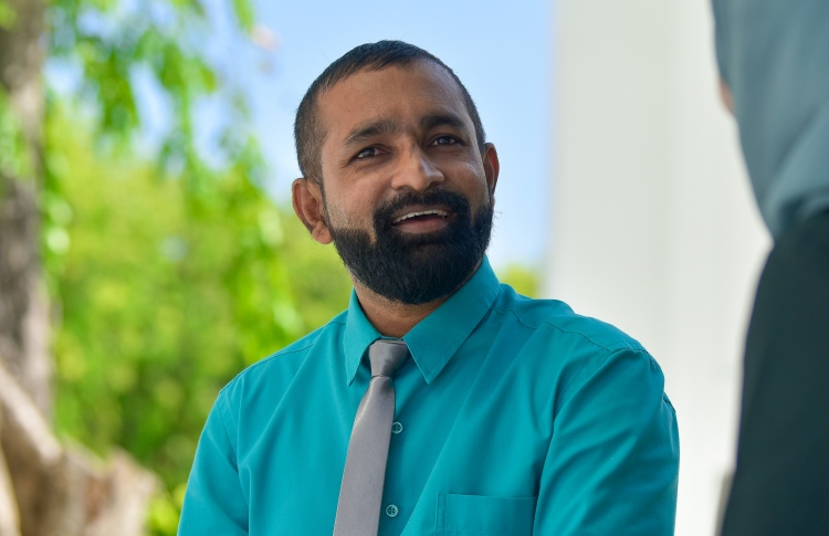 ލޭ ހަދިޔާކުރުމުގައި 17އަހަރު، އިންސާނިއްޔަތުގެ ނަމޫނާ