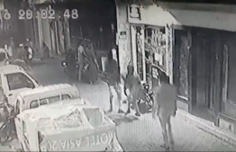 ްއަންހެން ކުއްޖާ ގަދަކަމުން ގެންދާ ވީޑިއޯ އިން ކެޕްޗާ ކޮށްފައިވާ ސްކްރީން ޝޮޓެއް