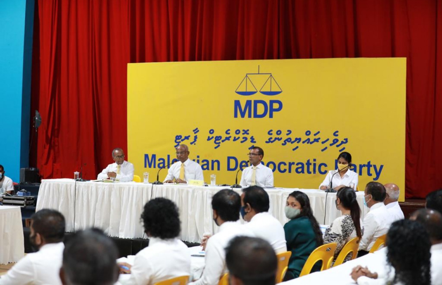 އެމްޑީޕީން ބޭއްވި އެ ޕާޓީގެ ގައުމީ ހިންގާ ކޮމިޓީގެ ބައްދަލުވުމެއްގައި ރައީސް އިބްރާހިމް މުހައްމަދު ސޯލިހާއި (ވ-2) ކުރީގެ ރައީސް ނަޝީދު (ކ-2) ބައިވެރިވެވަޑައިގަންނަވަނީ.-- ފޮޓޯ: އެމްޑީޕީ