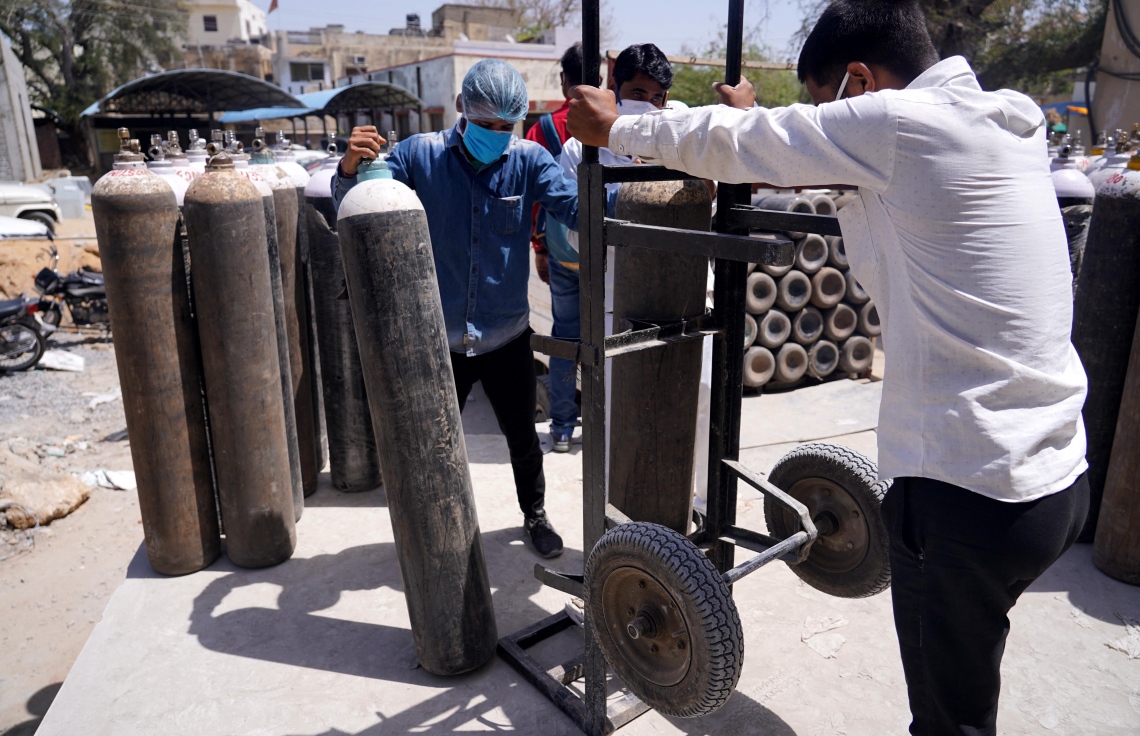 އިންޑީއާ: އޭޕްރިލް 24، 2021: ބޭނުންކޮށްފައިވާ މެޑިކަލް އޮކްސިޖަން ސިލިންޑަރުތަކެއް ވަކި ކުރަނީ.-- ފޮޓޯ: އޭއެފްޕީ