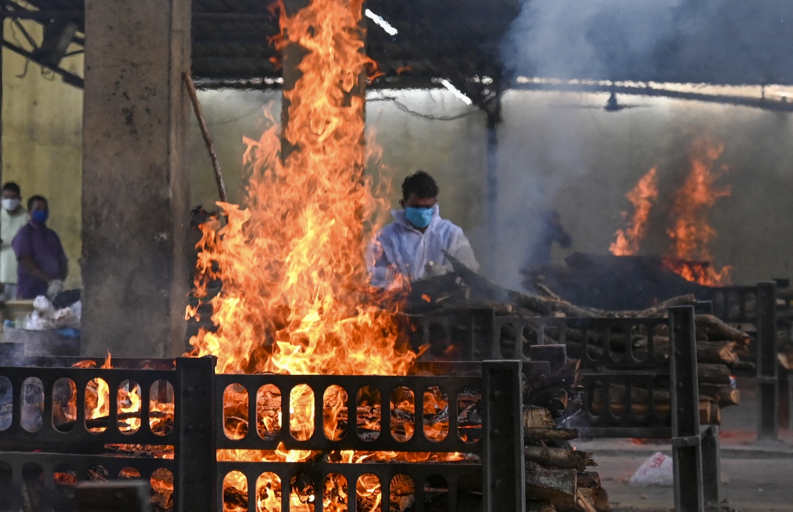 އިންޑީއާ: އޭޕްރިލް 24، 2021: ކޮވިޑް-19 އަށް ފަރުވާދެމުންދަނިކޮށް ވިޖޭ ވައްލާބް ހޮސްޕިޓަލުގައި މަރުވި 13 ބަލިމީހަކު އަންދާލަނީ.-- ފޮޓޯ: އޭއެފްޕީ