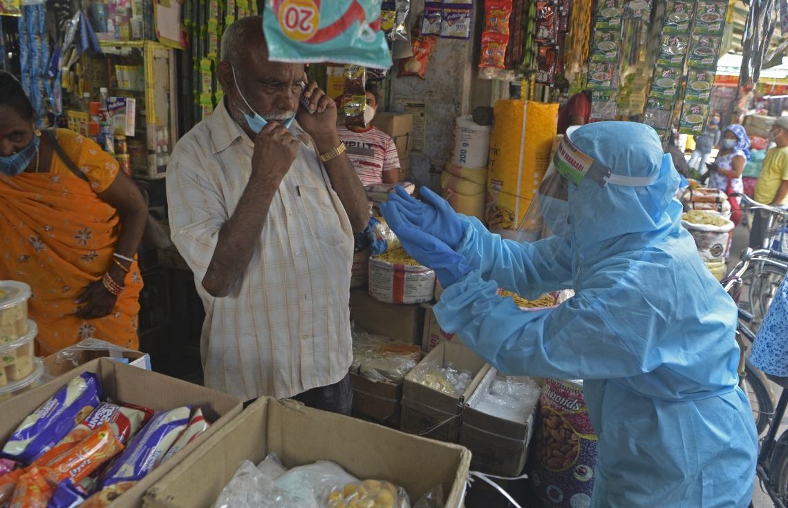 އިންޑީއާ: އޭޕްރިލް 24، 2021: އާދަޔާހިލާފަށް ކޮރޯނާވައިރަސް ފެތުރެމުންދާތީ އެކަމަށް ގިނަބަޔަކު އަހުލެވެރިކުރުމަށް އެންޖީއޯއަކުން ފޭސްމާސްކު ބަހަނީ.-- ފޮޓޯ: އޭއެފްޕީ