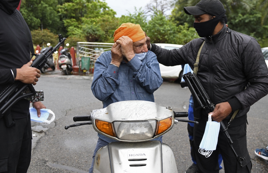 އިންޑީއާ: އޭޕްރިލް 24، 2021: އާދަޔާހިލާފަށް ކޮރޯނާވައިރަސް ފެތުރެމުންދާތީ އެކަމަށް ގިނަބަޔަކު އަހުލެވެރިކުރުމަށް އަމްރިސްތާގެ ޕޮލިހުންތަކެއް ފޭސްމާސްކު ބަހަނީ.-- ފޮޓޯ: އޭއެފްޕީ