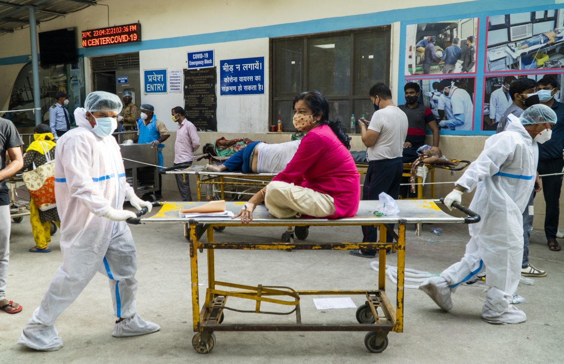 އިންޑީއާ: އޭޕްރިލް 24، 2021: ކޮވިޑް-19 އަށް ޕޮޒިޓިވް ވެފައިވާ ބަލިމީހަކު ހޮސްޕިޓަލަށް ވައްދަނީ.-- ފޮޓޯ: އޭއެފްޕީ