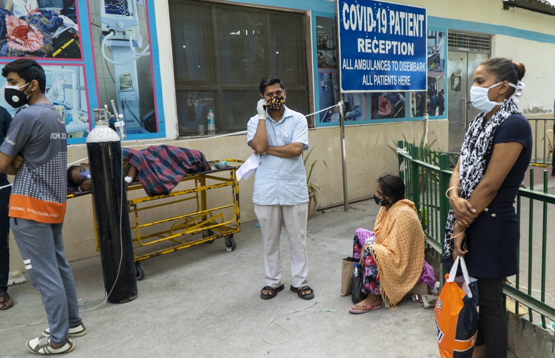 އިންޑީއާ: އޭޕްރިލް 24، 2021: ކޮވިޑް-19 އަށް ޕޮޒިޓިވް ވެފައިވާ ބަލިމީހެއް ކާރީގައި އޭނާގެ އާއިލާބަޔަކު މަޑުކޮށްލައިގެން.-- ފޮޓޯ: އޭއެފްޕީ