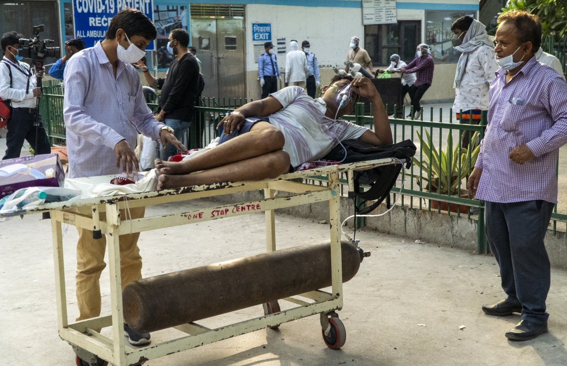 އިންޑީއާ: އޭޕްރިލް 24، 2021: ކޮވިޑް-19 އަށް ޕޮޒިޓިވް ވެފައިވާ ބަލިމީހަކު ހޮސްޕިޓަލަށް ގެންދަނީ.-- ފޮޓޯ: އޭއެފްޕީ