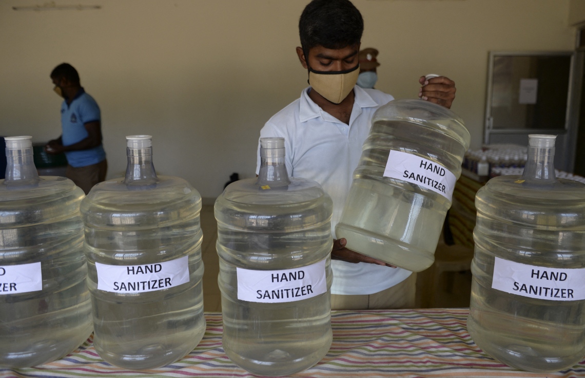 އިންޑީއާ: އޭޕްރިލް 24، 2021: ޗެންނާއީ ޕޮލިސް އޮފިސަރަކު ހޭންޑް ސެނެޓައިޒާ ފުޅުތަކަށް އަޅަނީ-- ފޮޓޯ: އޭއެފްޕީ