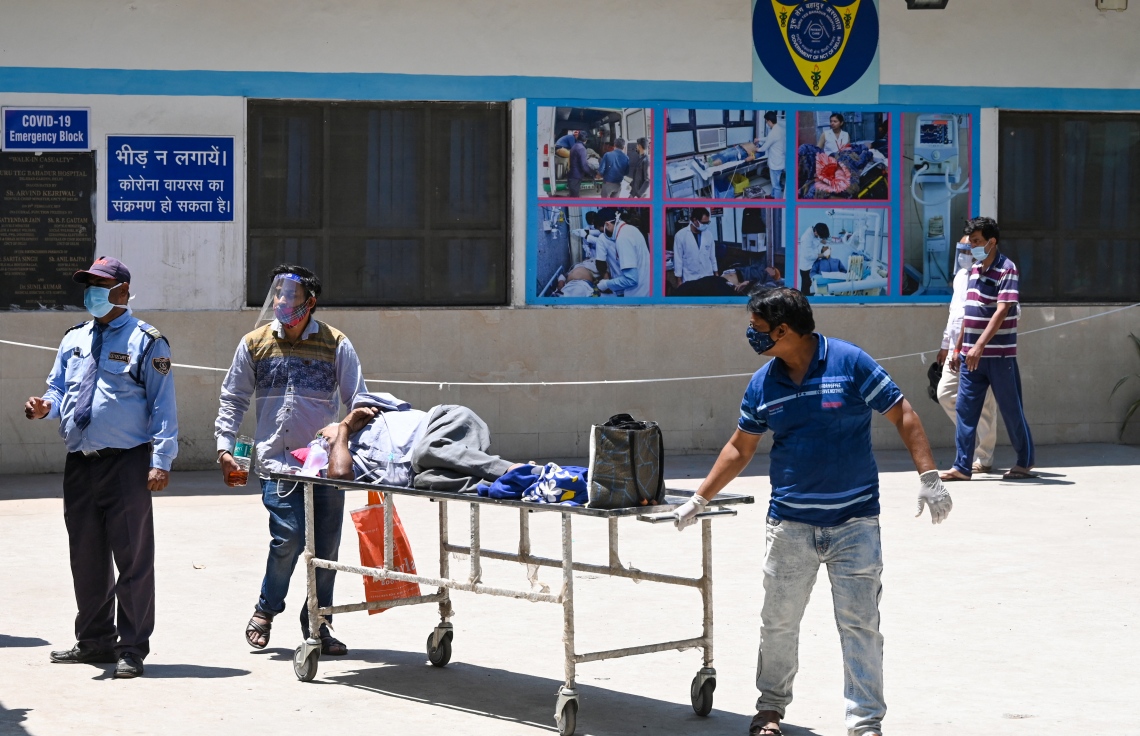 އިންޑީއާ: އޭޕްރިލް 24، 2021:ކޮވިޑް-19 އަށް ޕޮޒިޓިވް ވެފައިވާ ބަލިމީހަކު، އޭނާގެ އާއިލާއިން ހޮސްޕިޓަލަށް ގެންދަނީ.-- ފޮޓޯ: އޭއެފްޕީ