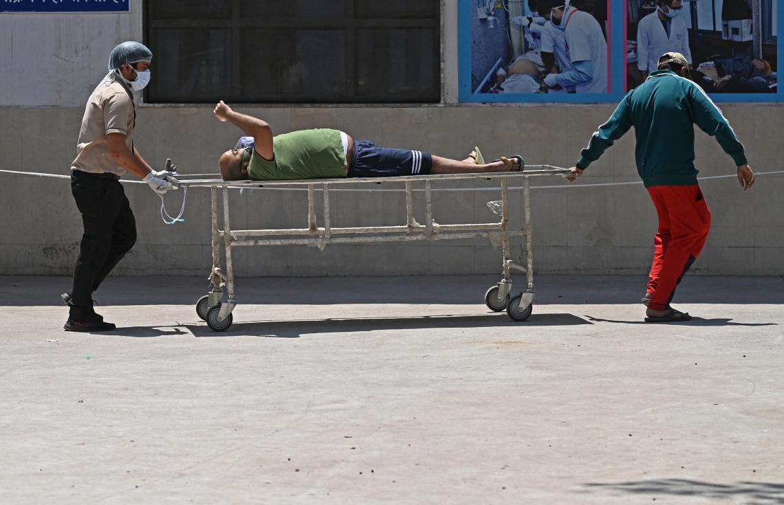 އިންޑީއާ: އޭޕްރިލް 24، 2021: ކޮވިޑް-19 އަށް ޕޮޒިޓިވް ވެފައިވާ ބަލިމީހަކު ހޮސްޕިޓަލަށް ގެންދަނީ.-- ފޮޓޯ: އޭއެފްޕީ