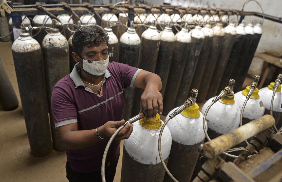 އިންޑީއާ: އޭޕްރިލް 24، 2021: ޗެންނާއީ ހެލްތު ފެސިލިޓީގެ ވޯކަރެއް ކޮވިޑް-19 އަށް ޕޮޒިޓިވް ވެފައިވާ ބަލިމީހުންގެ މެޑިކަލް އޮކްސިޖަން ރިފިލް ކުރަނީ.-- ފޮޓޯ: އޭއެފްޕީ