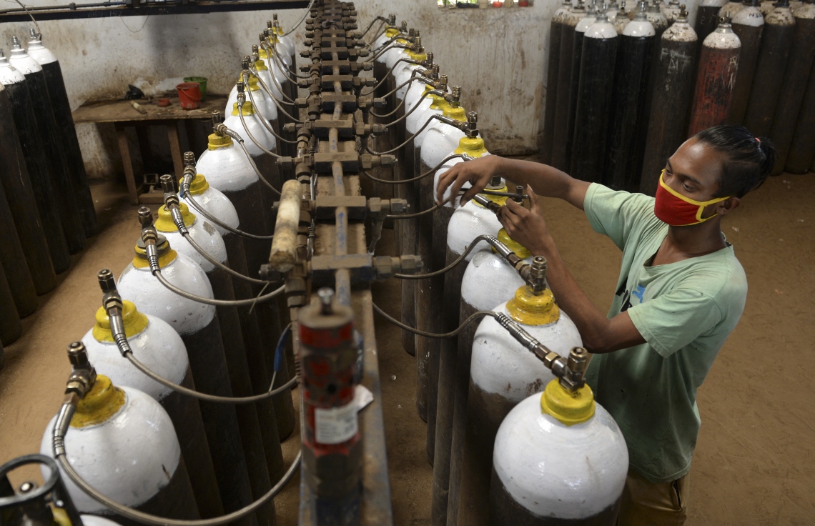 އިންޑީއާ: އޭޕްރިލް 24، 2021: ޗެންނާއީ ހެލްތު ފެސިލިޓީގެ ވޯކަރެއް ކޮވިޑް-19 އަށް ޕޮޒިޓިވް ވެފައިވާ ބަލިމީހުންގެ މެޑިކަލް އޮކްސިޖަން ރިފިލް ކުރަނީ.-- ފޮޓޯ: އޭއެފްޕީ