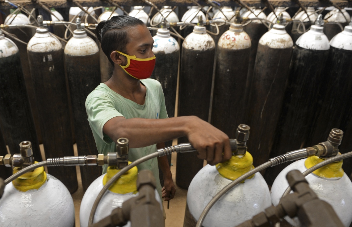 އިންޑީއާ: އޭޕްރިލް 24، 2021: ޗެންނާއީ ފެސިލިޓީގެ ހެލްތު ވޯކަރެއް ކޮވިޑް-19 އަށް ޕޮޒިޓިވް ވެފައިވާ ބަލިމީހުންގެ މެޑިކަލް އޮކްސިޖަން ރިފިލް ކުރަނީ.-- ފޮޓޯ: އޭއެފްޕީ