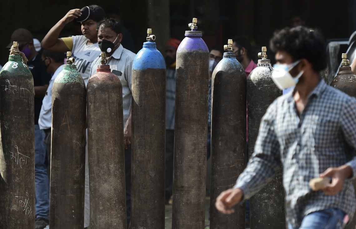 އިންޑީއާ: އޭޕްރިލް 24، 2021: ކޮވިޑް-19 އަށް ޕޮޒިޓިވް ވެފައިވާ ބަލިމީހުންގެ މެޑިކަލް އޮކްސިޖަން ރިފިލް ކުރުމަށް ގިނަ ބަޔަކު ކިޔޫގައި.-- ފޮޓޯ: އޭއެފްޕީ