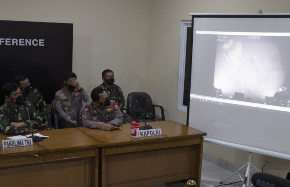 ސަބްމެރިންގެ ފަހުގެ ފޮޓޯތައް ސިފައިންގެ އޮފިސަރުން ދައްކާލަނީ. --ފޮޓޯ:އީޕީއޭ