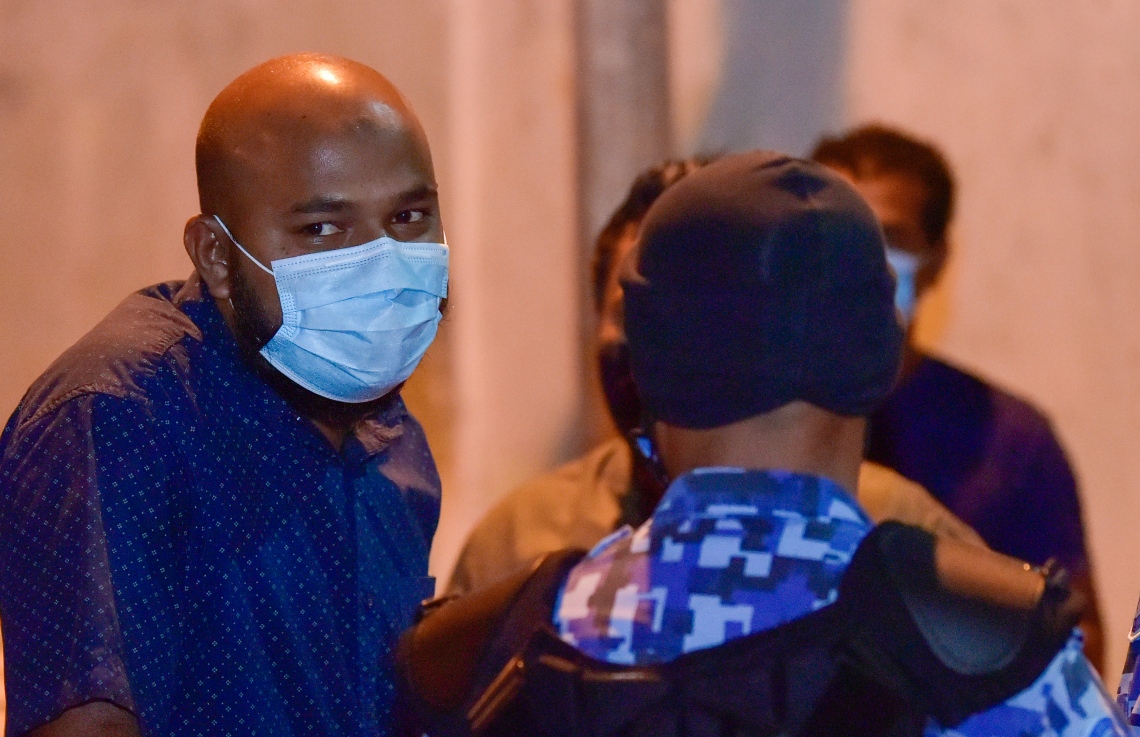 މާލެ: އޭޕްރިލް 28، 2021: "ދޭތިން އެކައްޗަށް" ނަމުގައި އިދިކޮޅު ޕީޕީއެމް/ޕީއެންސީ އިން ބޭއްވި މުޒާހަރާ: މުޒާހަރާ އިން ފުލުހުންގެ ބެލުމުގެ ދަށަށް ގެންދިޔަ އެންމެން ވަނީ ޖޫރިމަނާކޮށް ދޫކޮށްލާފައި.-- ފޮޓޯ: އަހުމަދު އަވްޝަން އިލްޔާސް /މިހާރު