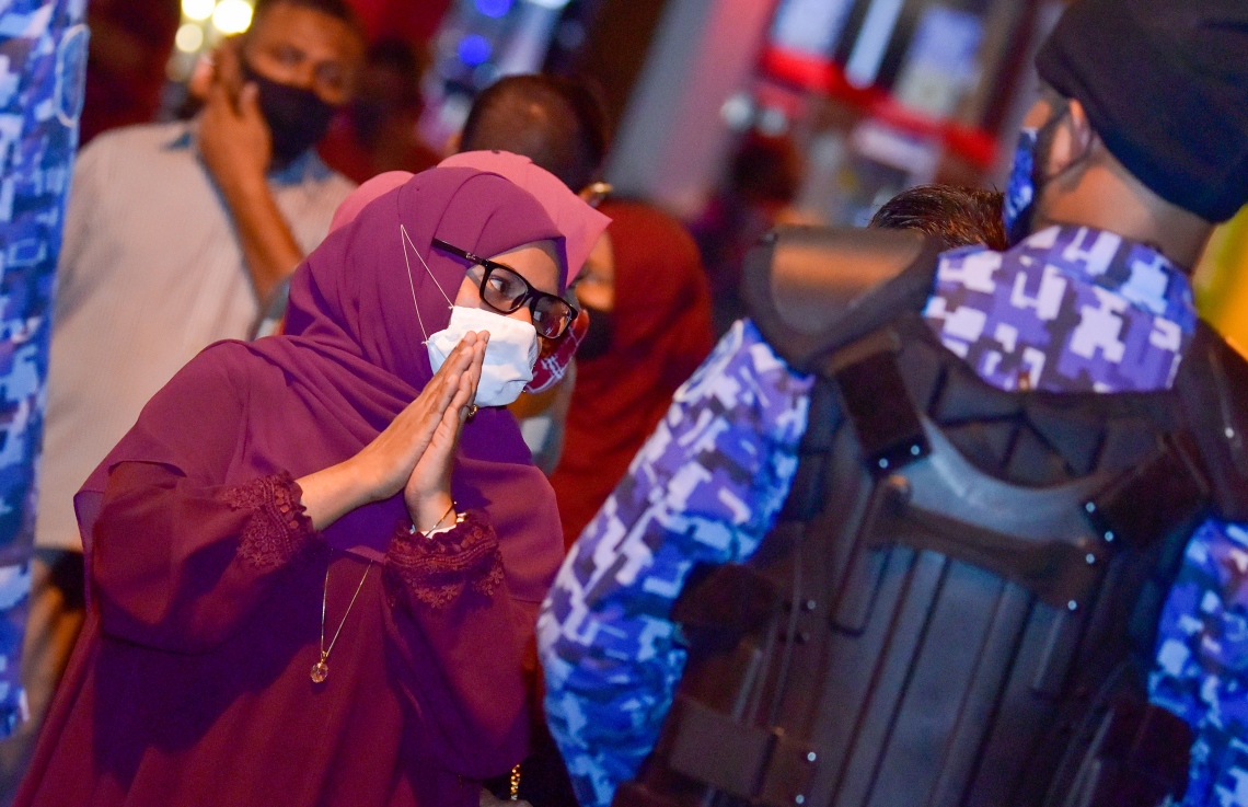 މާލެ: އޭޕްރިލް 28، 2021: "ދޭތިން އެކައްޗަށް" ނަމުގައި އިދިކޮޅު ޕީޕީއެމް/ޕީއެންސީ އިން ބޭއްވި މުޒާހަރާ: މުޒާހަރާ އިން ފުލުހުންގެ ބެލުމުގެ ދަށަށް ގެންދިޔަ އެންމެން ވަނީ ޖޫރިމަނާކޮށް ދޫކޮށްލާފައި.-- ފޮޓޯ: އަހުމަދު އަވްޝަން އިލްޔާސް /މިހާރު