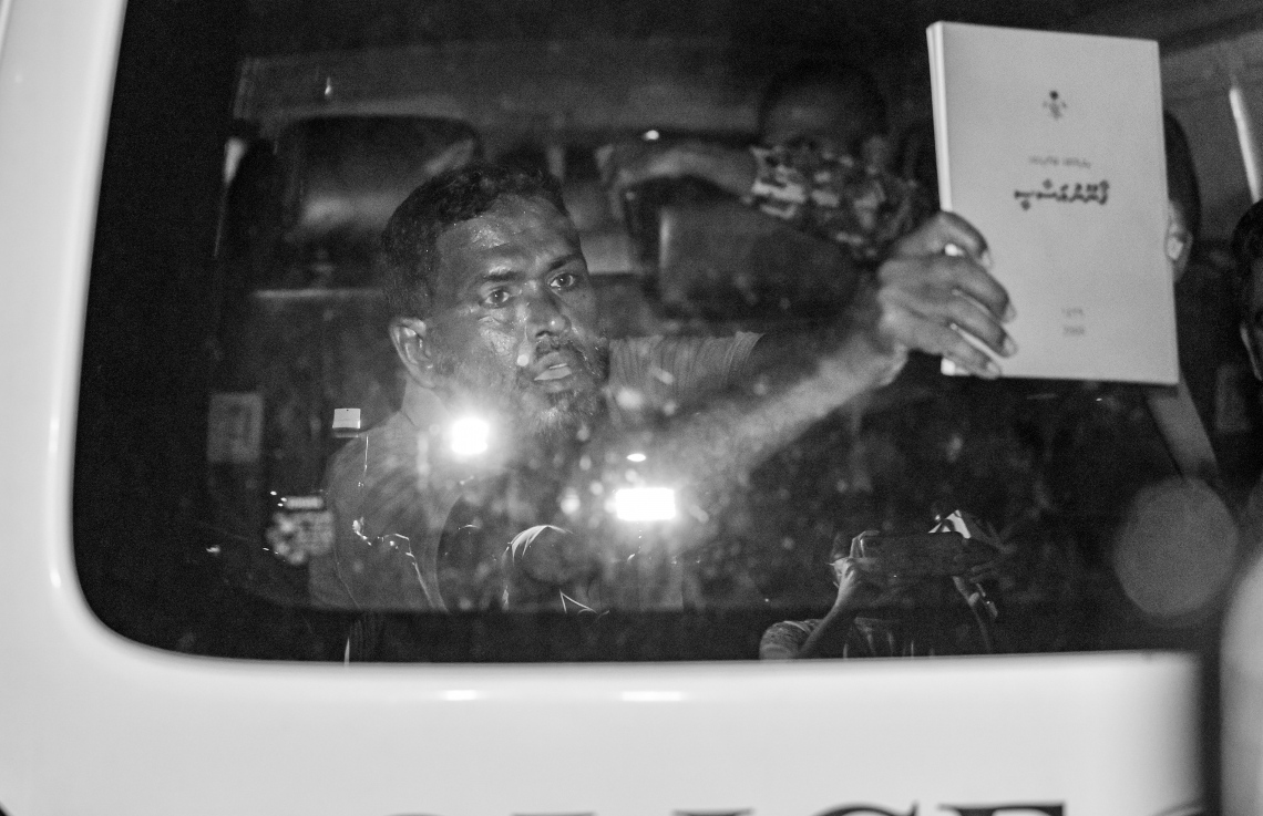 މާލެ: އޭޕްރިލް 28، 2021: "ދޭތިން އެކައްޗަށް" ނަމުގައި އިދިކޮޅު ޕީޕީއެމް/ޕީއެންސީ އިން ބޭއްވި މުޒާހަރާ: މުޒާހަރާ އިން ފުލުހުންގެ ބެލުމުގެ ދަށަށް ގެންދިޔަ އެންމެން ވަނީ ޖޫރިމަނާކޮށް ދޫކޮށްލާފައި.-- ފޮޓޯ: އަހުމަދު އަވްޝަން އިލްޔާސް /މިހާރު