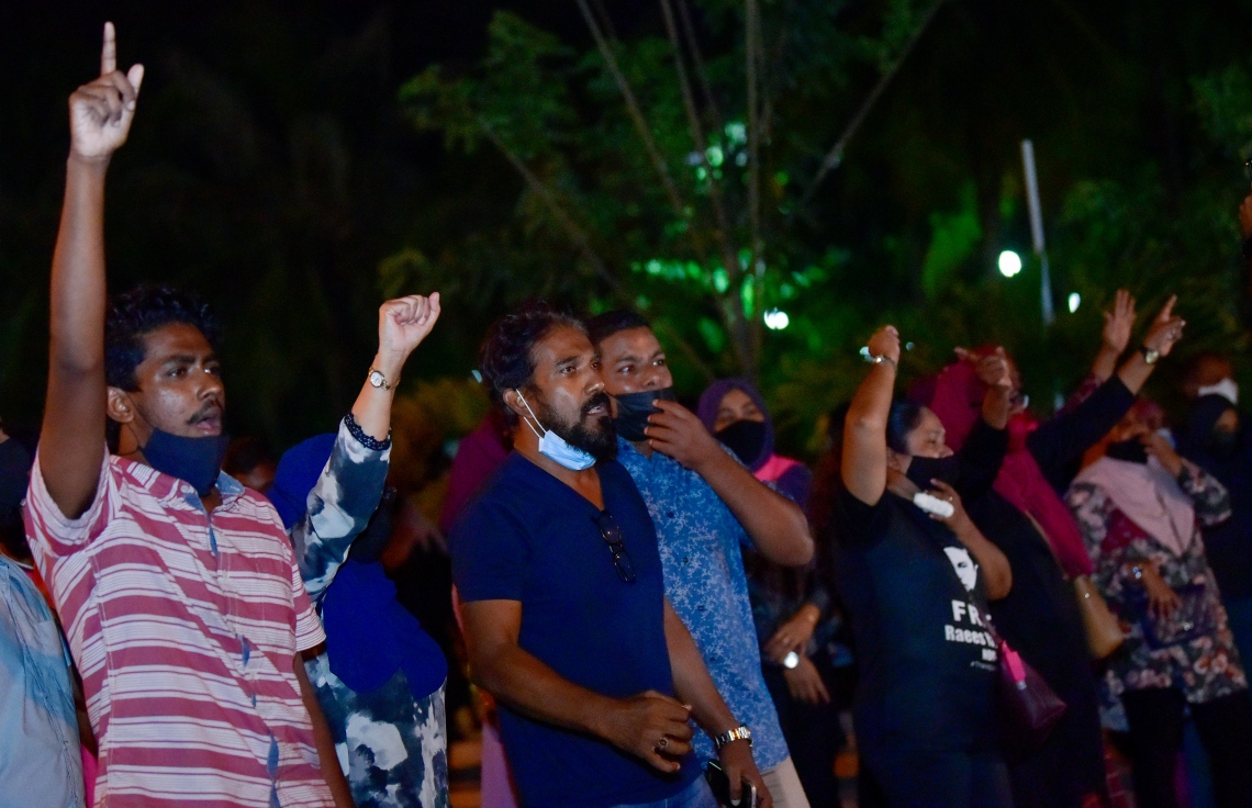 މާލެ: އޭޕްރިލް 28، 2021: "ދޭތިން އެކައްޗަށް" ނަމުގައި އިދިކޮޅު ޕީޕީއެމް/ޕީއެންސީ އިން ބޭއްވި މުޒާހަރާ: މުޒާހަރާ އިން ފުލުހުންގެ ބެލުމުގެ ދަށަށް ގެންދިޔަ އެންމެން ވަނީ ޖޫރިމަނާކޮށް ދޫކޮށްލާފައި.-- ފޮޓޯ: އަހުމަދު އަވްޝަން އިލްޔާސް /މިހާރު