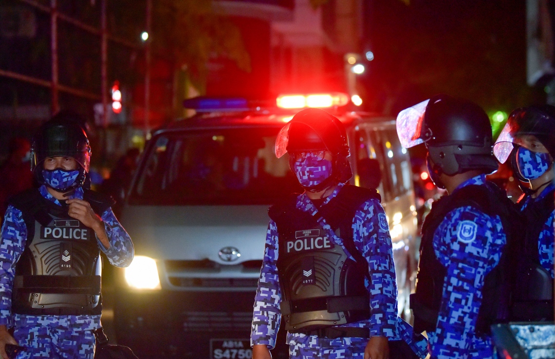 މާލެ: އޭޕްރިލް 28، 2021: "ދޭތިން އެކައްޗަށް" ނަމުގައި އިދިކޮޅު ޕީޕީއެމް/ޕީއެންސީ އިން ބޭއްވި މުޒާހަރާ: މުޒާހަރާ އިން ފުލުހުންގެ ބެލުމުގެ ދަށަށް ގެންދިޔަ އެންމެން ވަނީ ޖޫރިމަނާކޮށް ދޫކޮށްލާފައި.-- ފޮޓޯ: އަހުމަދު އަވްޝަން އިލްޔާސް /މިހާރު